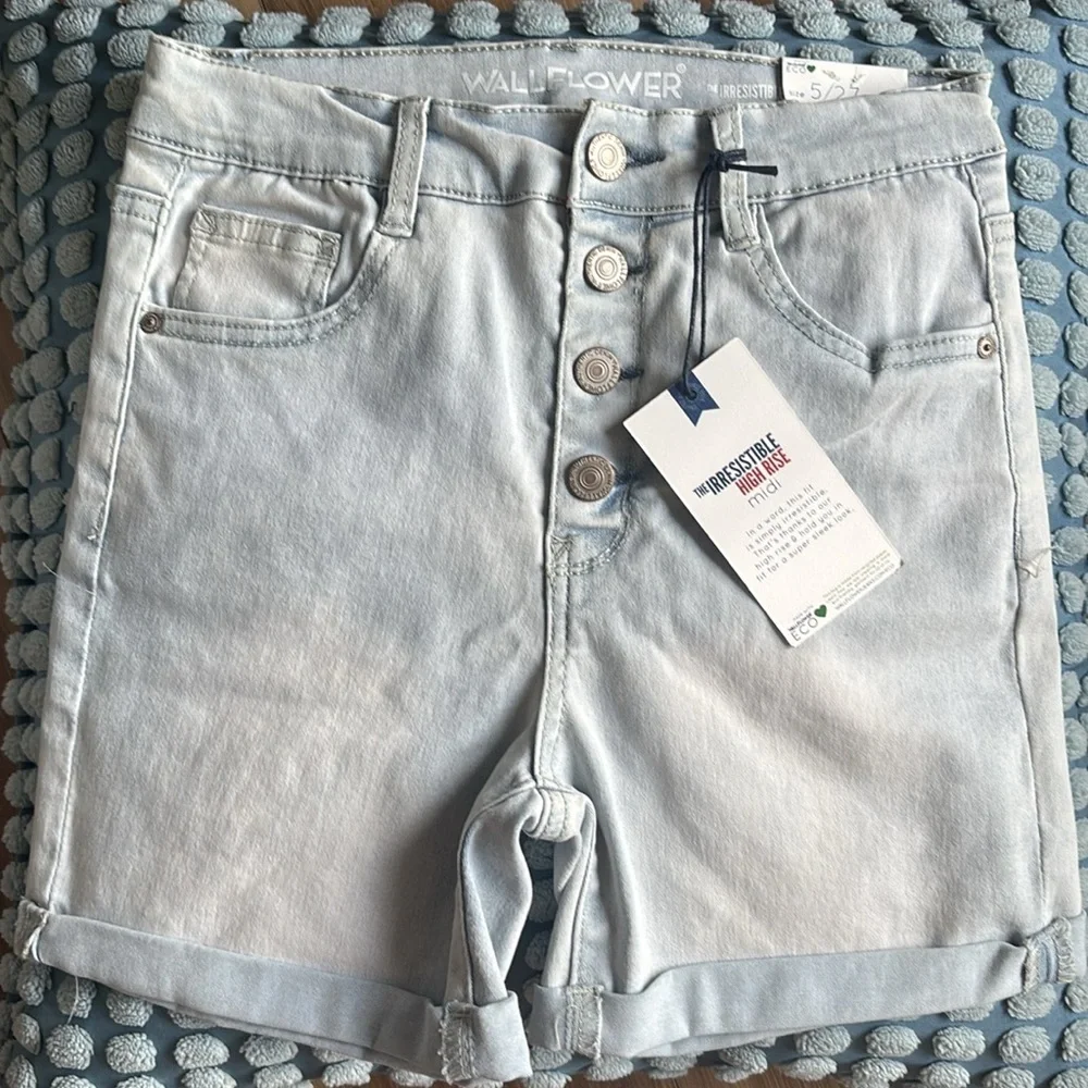 NWT WallFlower Women's Irresistible Denim Shorts High-Rise Insta Soft Ju…